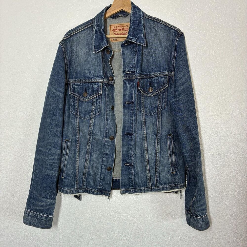 Levi's Jean Jacket Mens Medium Blue Denim Trucker Raw Hem Distressed 70589 - Picture 2 of 16